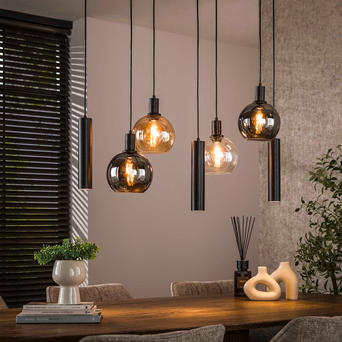 Se Bambino - Loftlampe med kombination af syv kupler i glas og metal Levering uden pære ❤ Kæmpe udvalg i 3-nordic - Køb online på udsalg og tilbud lige nu ❤ Lav fragtpris og hurtig levering - Varenummer: 3-nordic-8993-7426 og barcode / Ean: på lager - Udsalg på Lamper - Loftlamper - pendler - Langbordspendler Spar helt op til 79% - Stort udsalg på over 739 brands