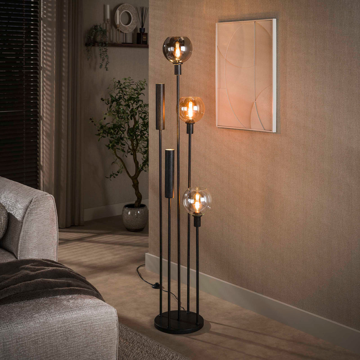 Se Bambino - Gulvlampe med kombination af fem kupler i glas og metal Levering med pære(r) ❤ Kæmpe udvalg i 3-nordic - Køb online på udsalg og tilbud lige nu ❤ Lav fragtpris og hurtig levering - Varenummer: 3-nordic-8996-7433 og barcode / Ean: på lager - Udsalg på Lamper - Gulvlamper Få op til 67% i rabat - Shop udsalg fra mere end 1.798 mærker