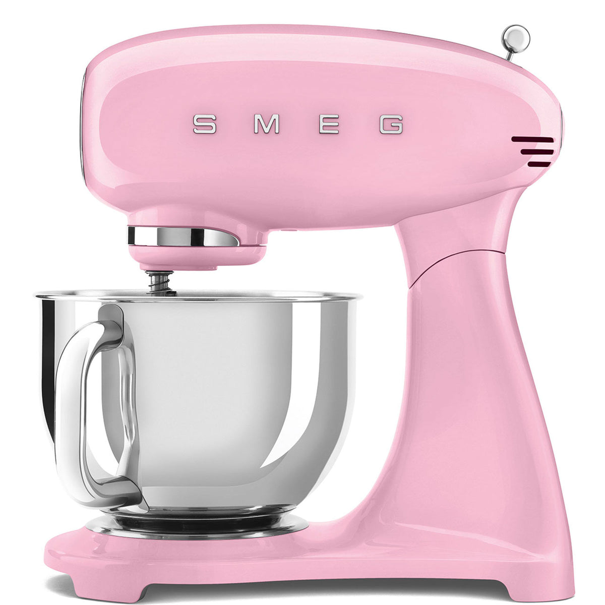 Lyserød Smeg køkkenmaskine SMF05PKEU med retrodesign på en køkkenbænk
