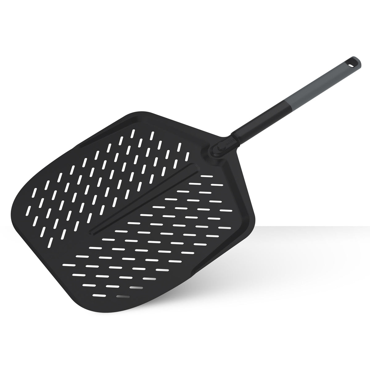 Sort pizzaspade på 14 tommer med Soft Grip og perforeret overflade fra Witt