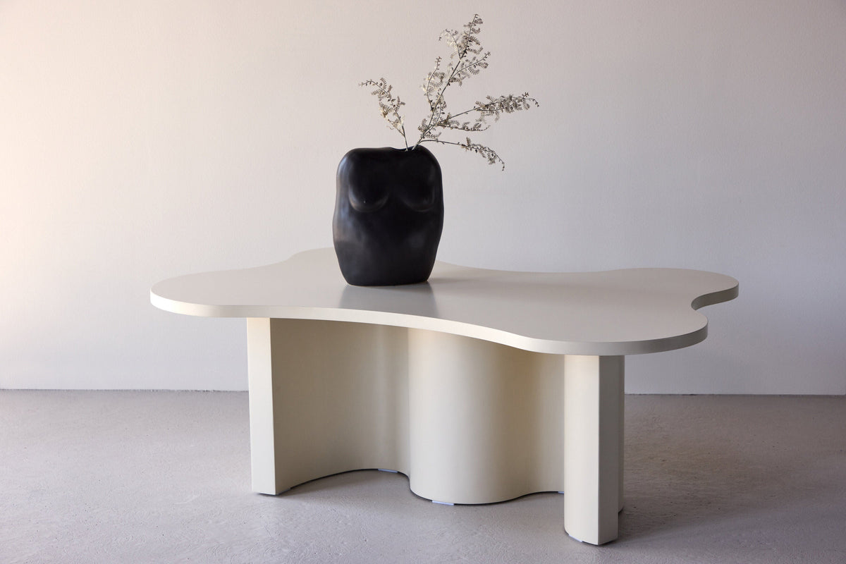 Se Venture Home - Flow - sofabord med organisk form - beige MDF med PU-lak - 120Ã80Ã45cm ❤ Kæmpe udvalg i Venture Home - Køb online på udsalg og tilbud lige nu ❤ Hurtig levering til lave fragtpriser - Varenummer: Bolig&Haven-52765740826954 og barcode / Ean: 7340220846815 på lager - Udsalg på Op til 57% rabat - Kendte mærker på udsalg – over 1.329 brands