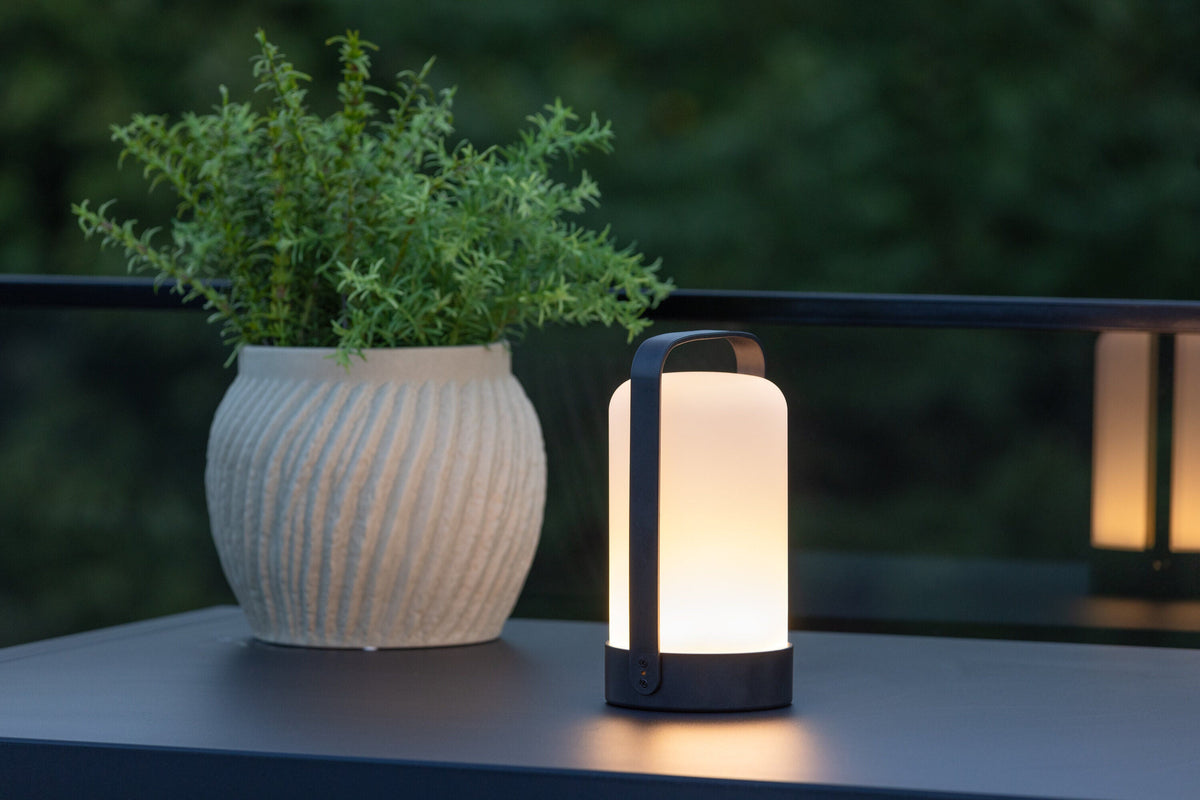 Se Venture Home - Fern Bordlampe Ø12xH22cm - Black/white ❤ Kæmpe udvalg i Venture Home - Køb online på udsalg og tilbud lige nu ❤ Super billig fragt og lynhurtig levering - Varenummer: Bolig&Haven-52766681170250 og barcode / Ean: 7340220812179 på lager - Udsalg på Op til 57% rabat - Over 1.329 brands på online udsalg