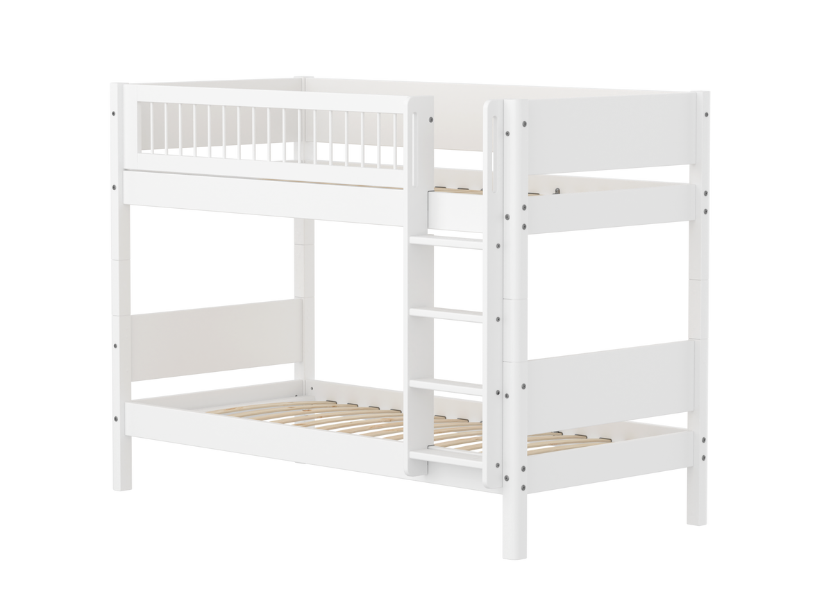 Hvid køjeseng fra Flexa White med lige stige og crossbar, 90 x 200 cm
