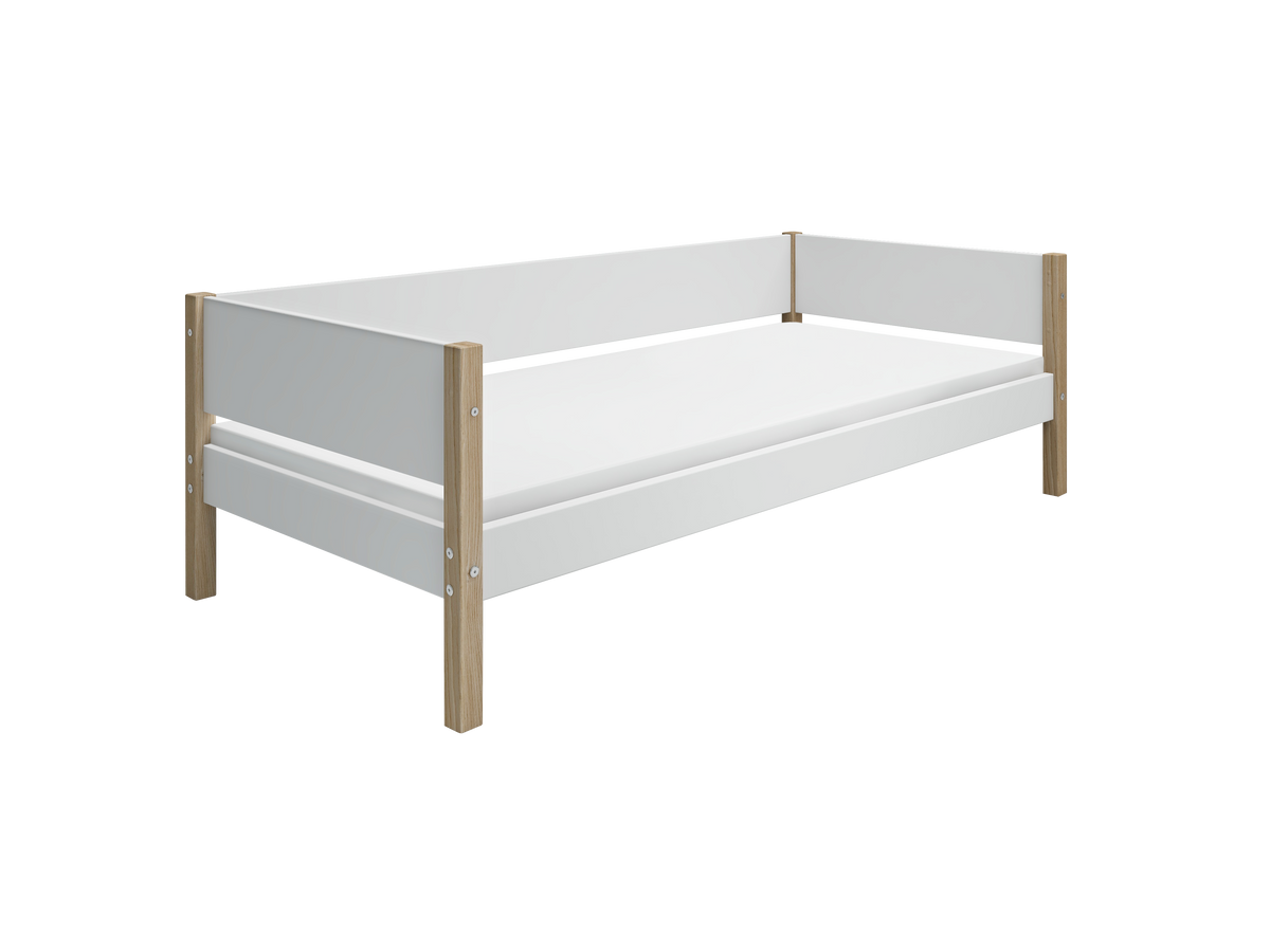Flexa Nor enkeltseng med baggavl i hvid og eg, madrasmål 90 x 200 cm