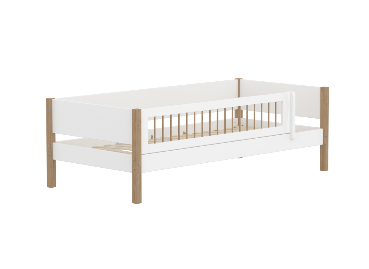 Flexa Nor enkeltseng i hvid og eg med crossbar sengehest, madrasmål 90 x 200 cm