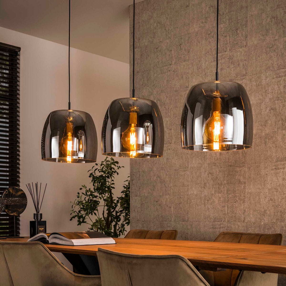 Se Solaro- Loftlampe med tre røgfarvede skærme Levering med pære(r) ❤ Kæmpe udvalg i 3-nordic - Køb online på udsalg og tilbud lige nu ❤ Hurtig levering til lave fragtpriser - Varenummer: 3-nordic-8338-7100 og barcode / Ean: på lager - Udsalg på Lamper - Loftlamper - pendler - Langbordspendler Få op til 69% i rabat - Over 2.739 brands på stort udsalg