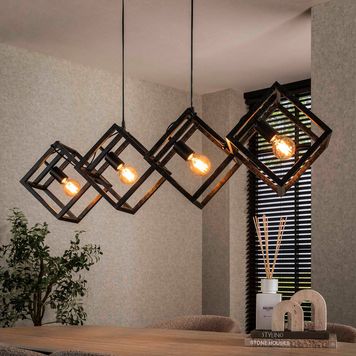 Se Louvre - Loftlampe i sort metal Levering uden pære ❤ Kæmpe udvalg i 3-nordic - Køb online på udsalg og tilbud lige nu ❤ Super billig fragt og lynhurtig levering - Varenummer: 3-nordic-8408-7131 og barcode / Ean: på lager - Udsalg på Lamper - Loftlamper - pendler - Langbordspendler Op til 61% rabat - Over 1.329 brands på online udsalg