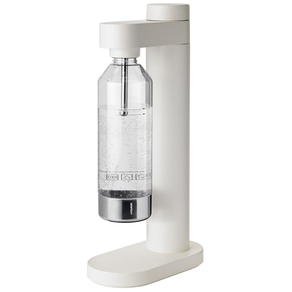 Stelton Brus sodavandsmaskine i den lyse nuance soft white på et køkkenbord