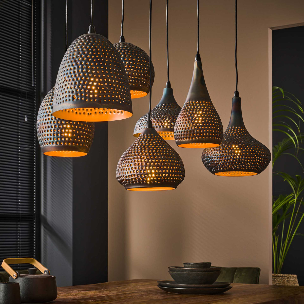 Se Perfora - Loftlampe i sort-brun metal med syv forskellige skærme Levering uden pære ❤ Kæmpe udvalg i 3-nordic - Køb online på udsalg og tilbud lige nu ❤ Lav fragtpris og hurtig levering - Varenummer: 3-nordic-4887-6451 og barcode / Ean: på lager - Udsalg på Lamper - Loftlamper - pendler - Langbordspendler Spar stort – op til 59% - Over 2.739 brands med kæmpe udsalg