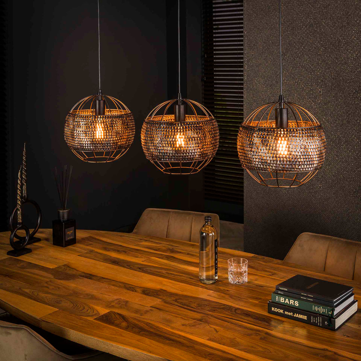 Se Moorea - Loftlampe med tre skærme i en brændt håndlavet sort-brun metal Levering uden pære ❤ Kæmpe udvalg i 3-nordic - Køb online på udsalg og tilbud lige nu ❤ Hurtig levering til lave fragtpriser - Varenummer: 3-nordic-8384-7115 og barcode / Ean: på lager - Udsalg på Lamper - Loftlamper - pendler - Langbordspendler Store besparelser – op til 71% - Udsalg på mere end 2.281 populære mærker