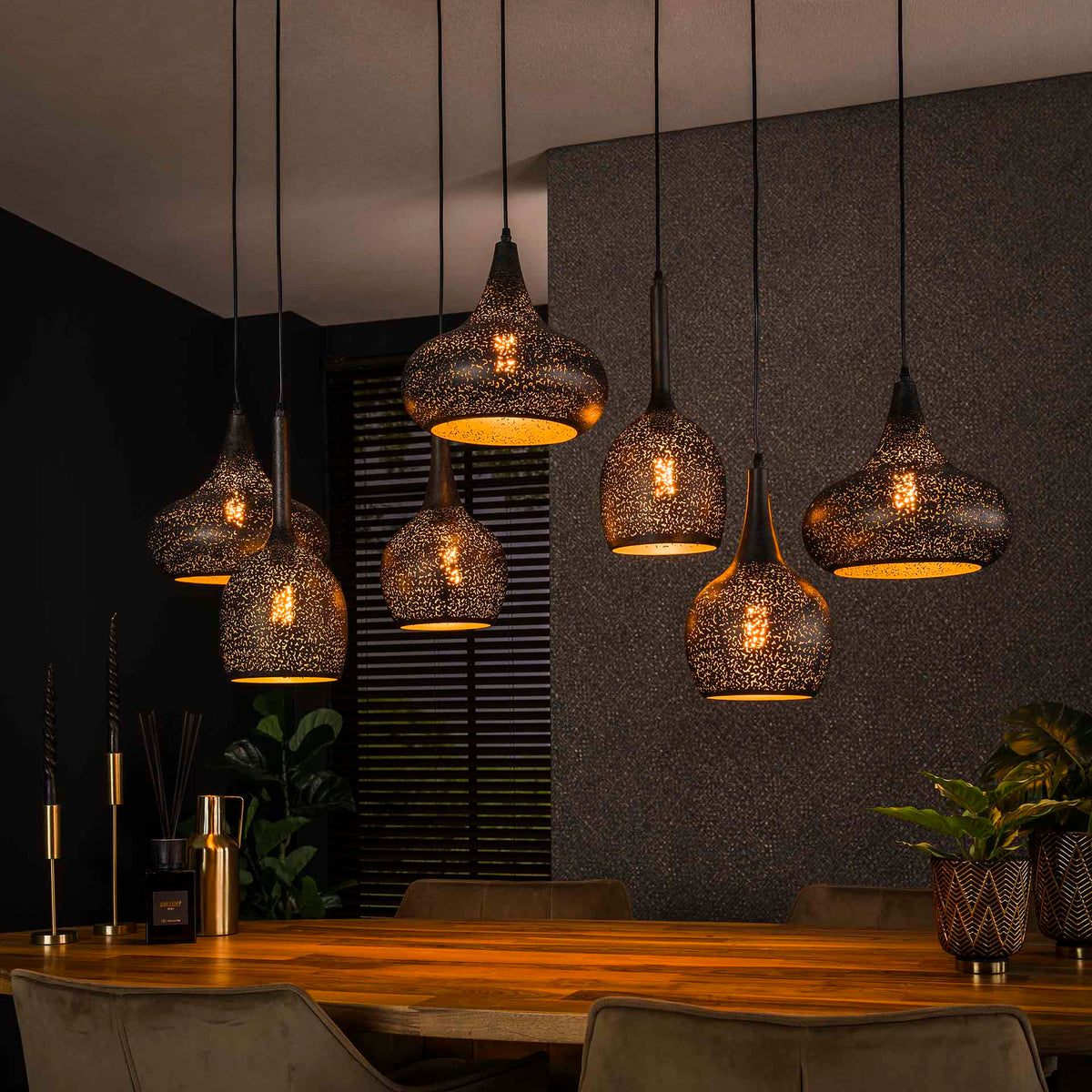 Se Wic- Loftlampe med syv skærme i sort hullet metal Levering uden pære ❤ Kæmpe udvalg i 3-nordic - Køb online på udsalg og tilbud lige nu ❤ Billig fragt • Hurtig levering - Varenummer: 3-nordic-5715-6739 og barcode / Ean: på lager - Udsalg på Lamper - Loftlamper - pendler - Langbordspendler Få op til 63% i rabat - Over 1.798 brands samlet på udsalg