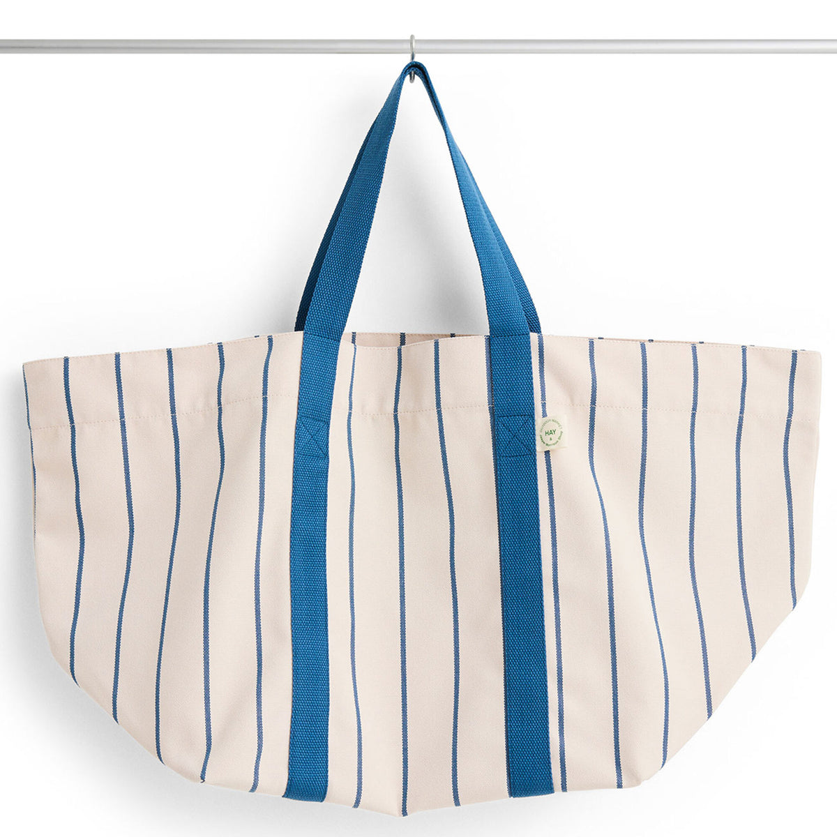 Hay Outdoor Market picnictaske i størrelse medium i beige og blå med kraftige håndtag