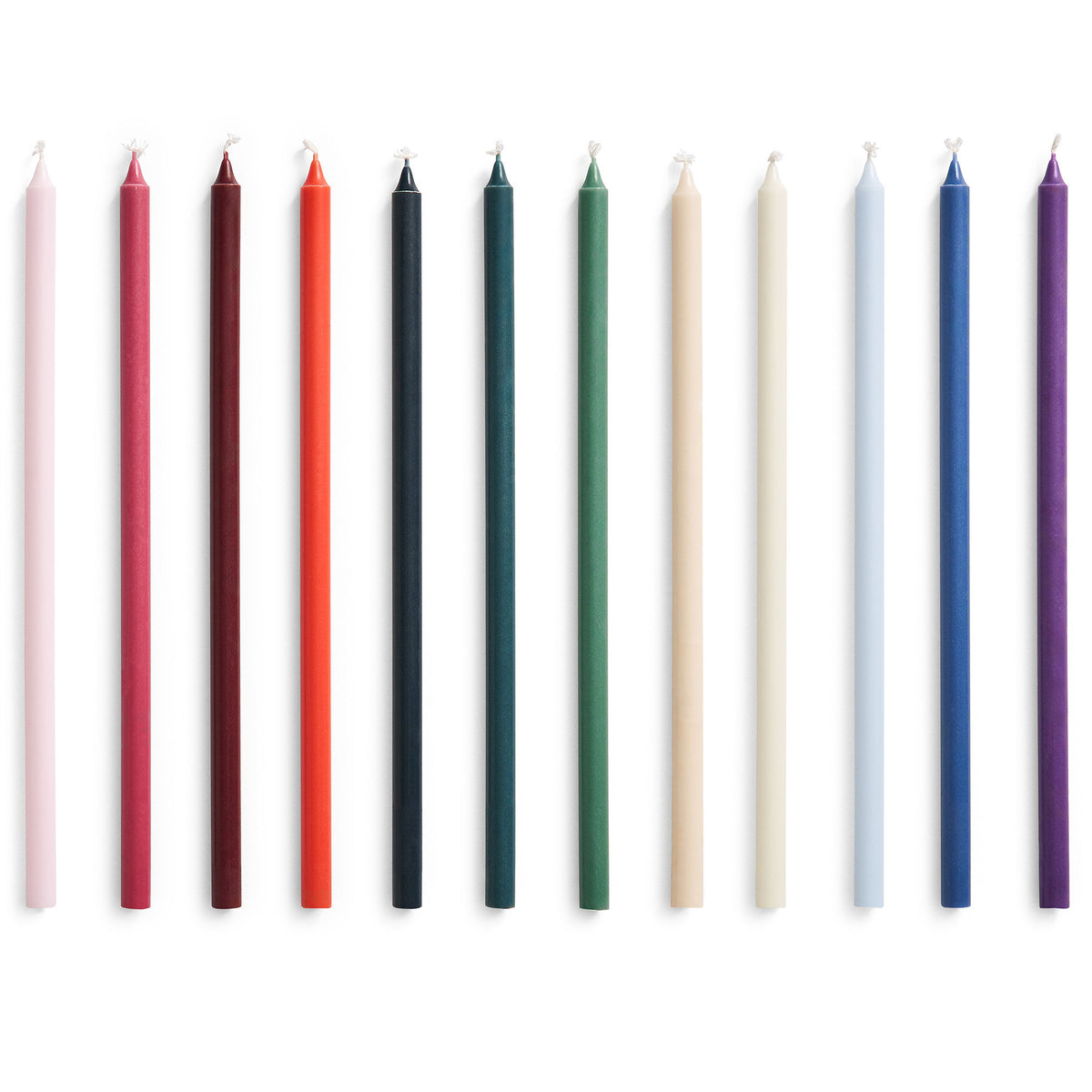 Tolv slanke kronelys i forskellige farver fra Hay Slim Candles, 12-pak i multi
