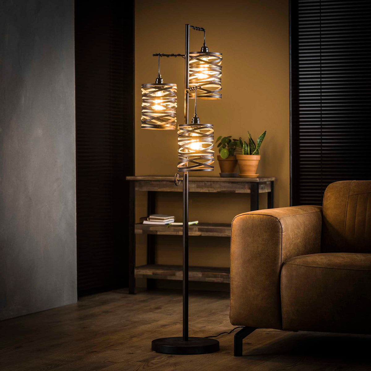 Se Spindel - gulvlampe med tre skærme Levering uden pære ❤ Kæmpe udvalg i 3-nordic - Køb online på udsalg og tilbud lige nu ❤ Meget billig fragt og hurtig levering - Varenummer: 3-nordic-2258-4065 og barcode / Ean: på lager - Udsalg på Lamper - Gulvlamper Få op til 67% i rabat - Shop udsalg fra mere end 1.798 mærker