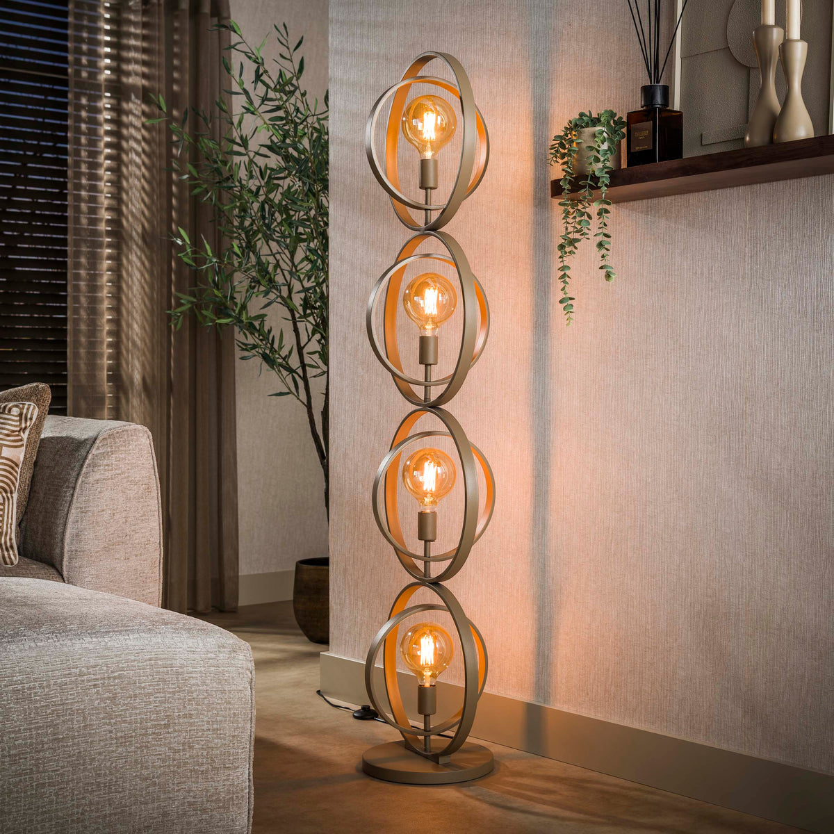 Se Frisky - Gulvlampe i beige metal, højde 180 cm. Levering med pære(r) ❤ Kæmpe udvalg i 3-nordic - Køb online på udsalg og tilbud lige nu ❤ Super billig fragt og lynhurtig levering - Varenummer: 3-nordic-8918-7378 og barcode / Ean: på lager - Udsalg på Lamper - Gulvlamper Store besparelser – op til 77% - Udsalg på mere end 2.281 populære mærker