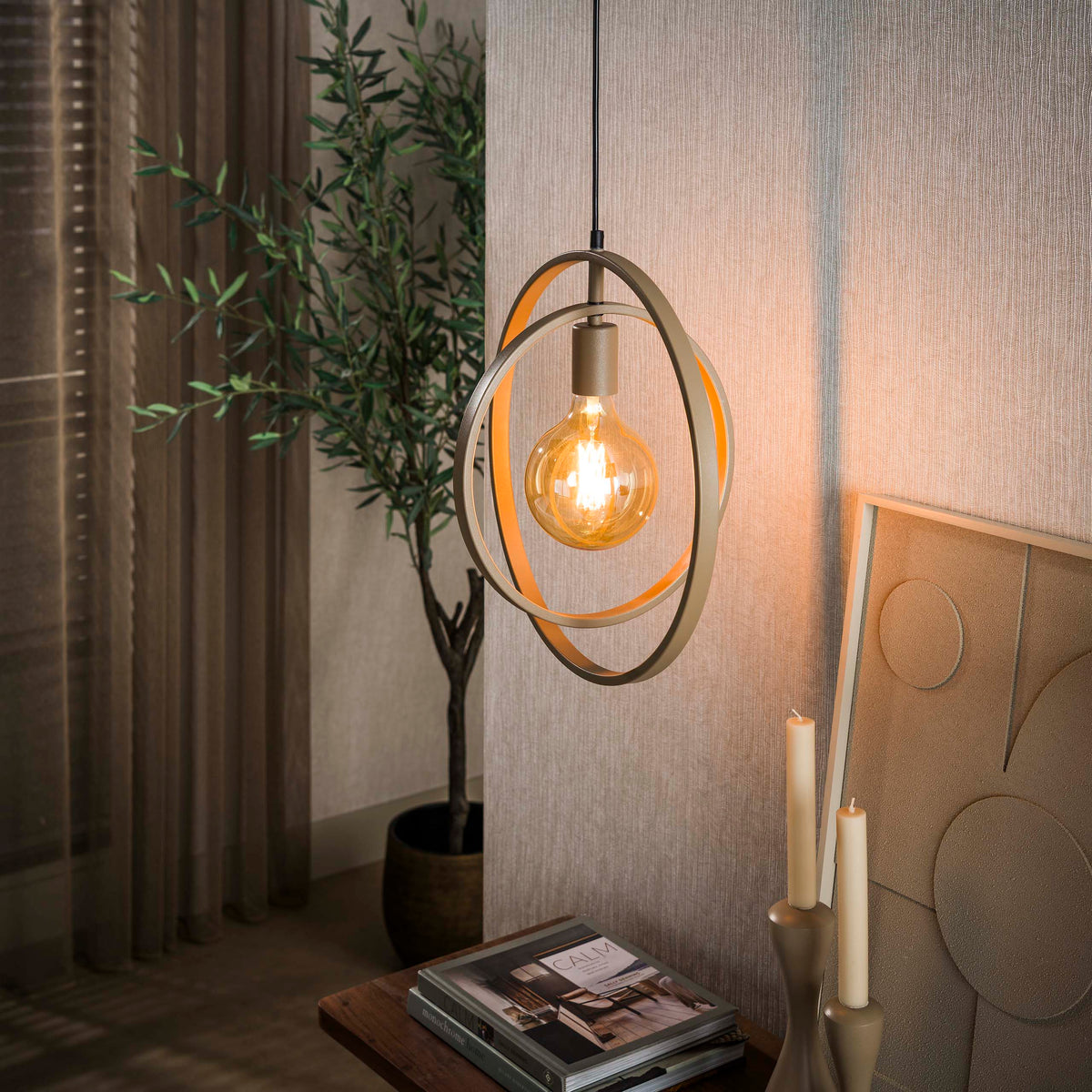 Se Frisky - Pendel i beige metal Levering uden pære ❤ Kæmpe udvalg i 3-nordic - Køb online på udsalg og tilbud lige nu ❤ Lav fragtpris og hurtig levering - Varenummer: 3-nordic-8919-7379 og barcode / Ean: på lager - Udsalg på Lamper - Loftlamper - pendler - Pendler med 1 skærm Spar stort – op til 53% - Over 2.739 kendte brands på stort udsalg