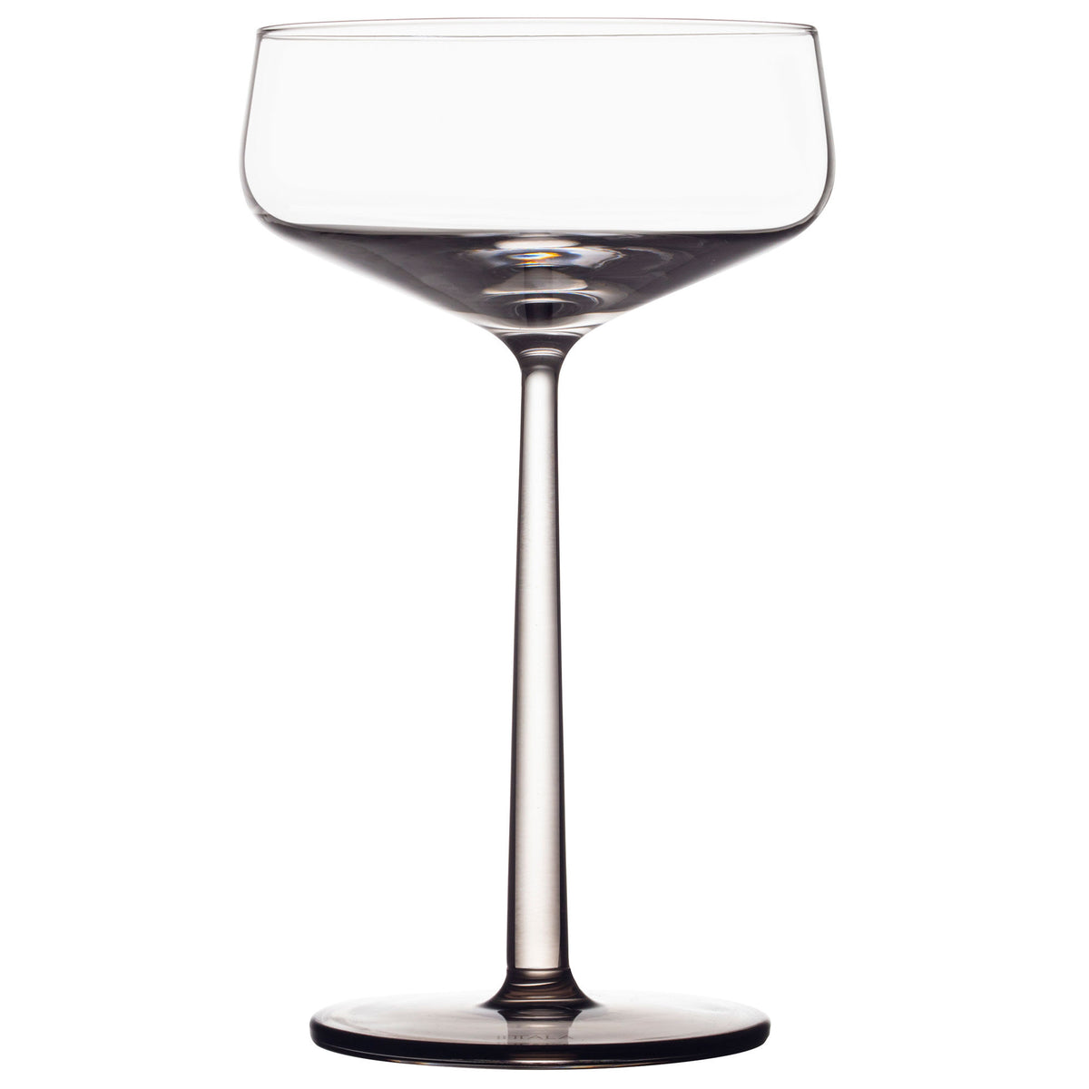 To cocktailglas fra Iittala Essence med klar skål og linfarvet stilk