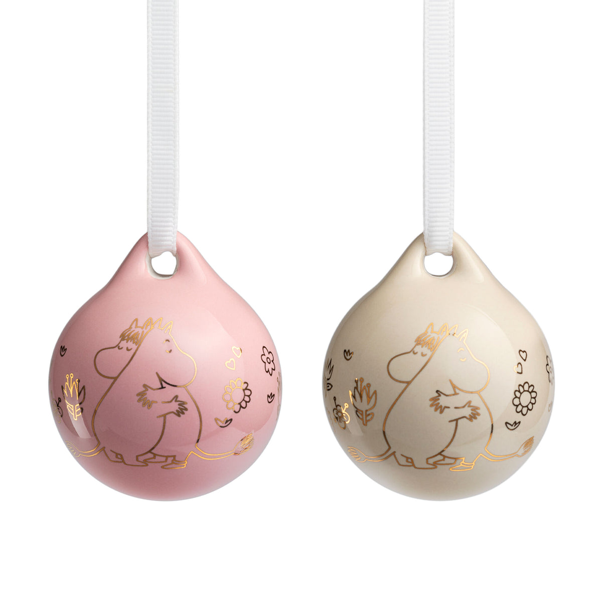 To små porcelænsjulekugler fra Moomin Arabia med guldillustration af Mumitrolden og Snorkfrøken