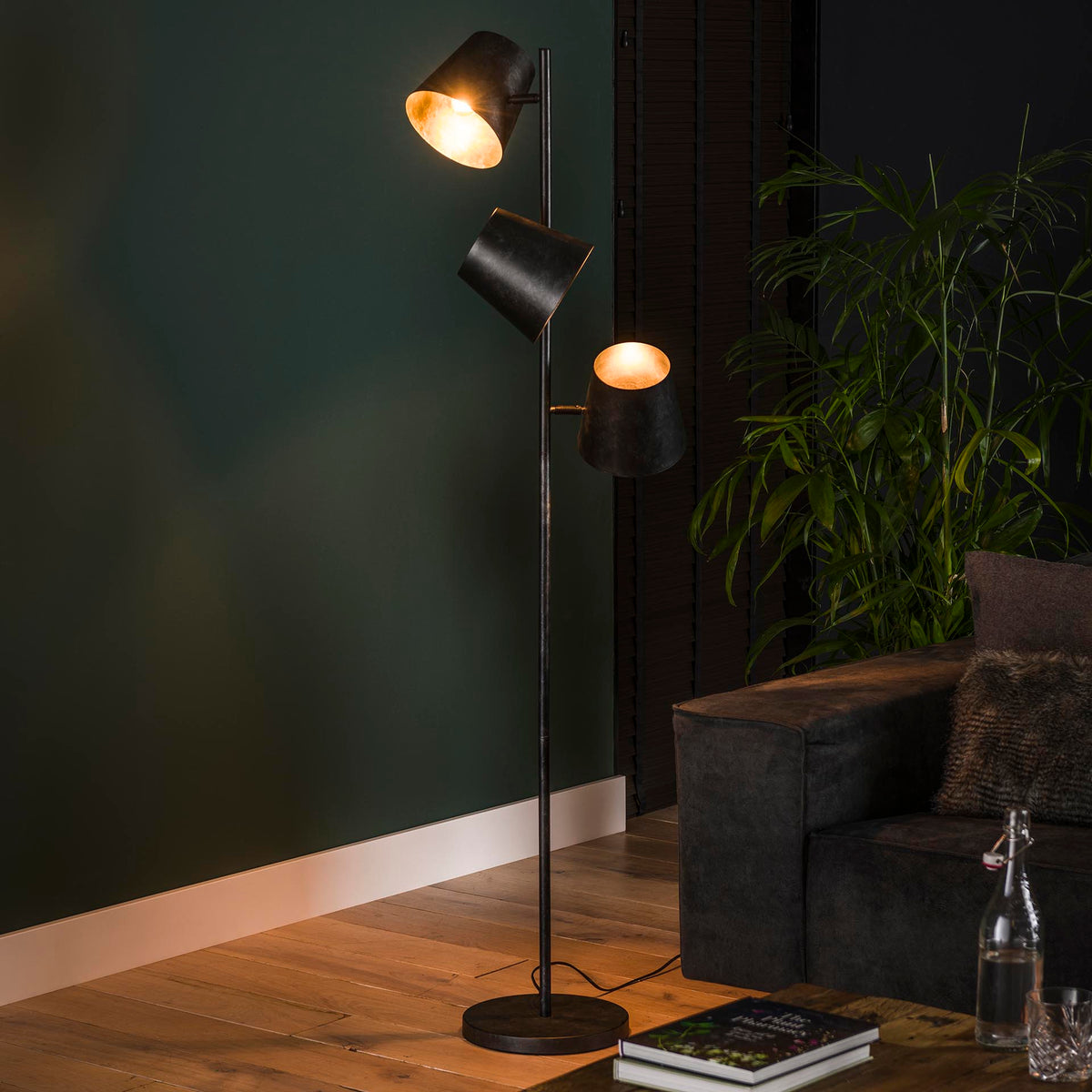 Se Freedom - Gulvlampe med 3 justerbare skærme i sort metal Levering med pære(r) ❤ Kæmpe udvalg i 3-nordic - Køb online på udsalg og tilbud lige nu ❤ Billig fragt • Hurtig levering - Varenummer: 3-nordic-2245-4008 og barcode / Ean: på lager - Udsalg på Lamper - Gulvlamper Spar helt op til 79% - Stort udsalg på over 739 brands