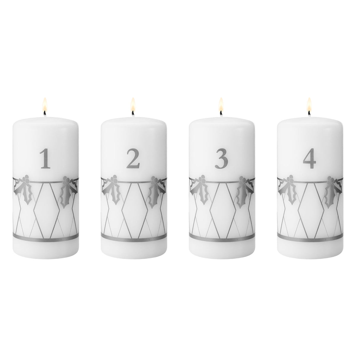 Fire adventslys fra Georg Jensen Classic Christmas 2026 med sølvfarvede motiver af kristtorn