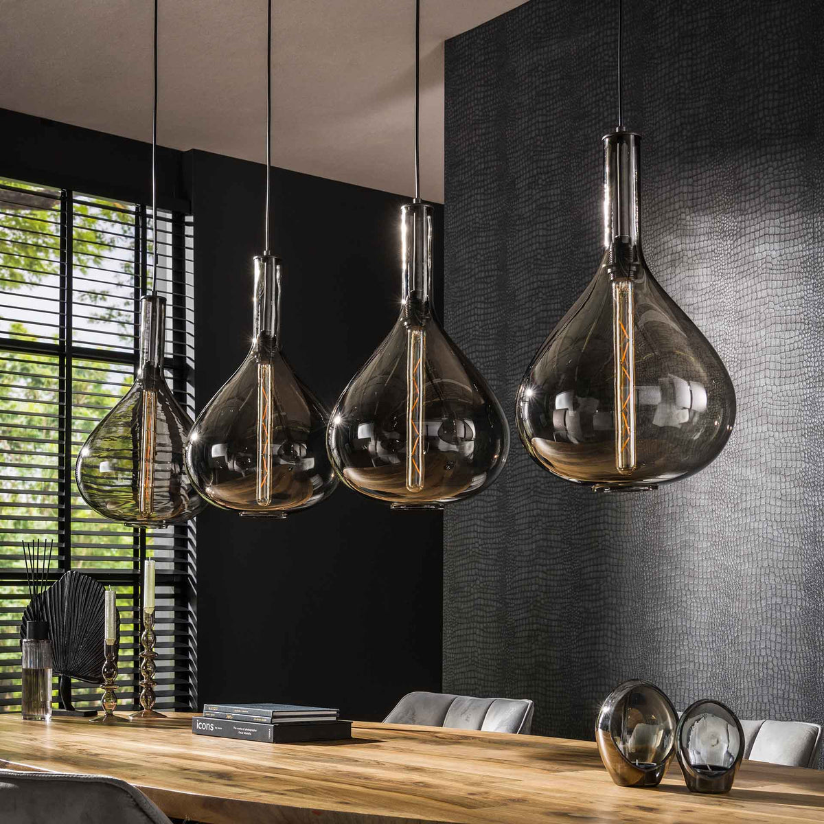 Se Droop - Loftlampe med fire dråbeformede skærme i røgfarvet glas Levering uden pære ❤ Kæmpe udvalg i 3-nordic - Køb online på udsalg og tilbud lige nu ❤ Super billig fragt og lynhurtig levering - Varenummer: 3-nordic-5248-6515 og barcode / Ean: på lager - Udsalg på Lamper - Loftlamper - pendler - Langbordspendler Spar stort – op til 53% - Eksklusivt udsalg på over 2.739 brands