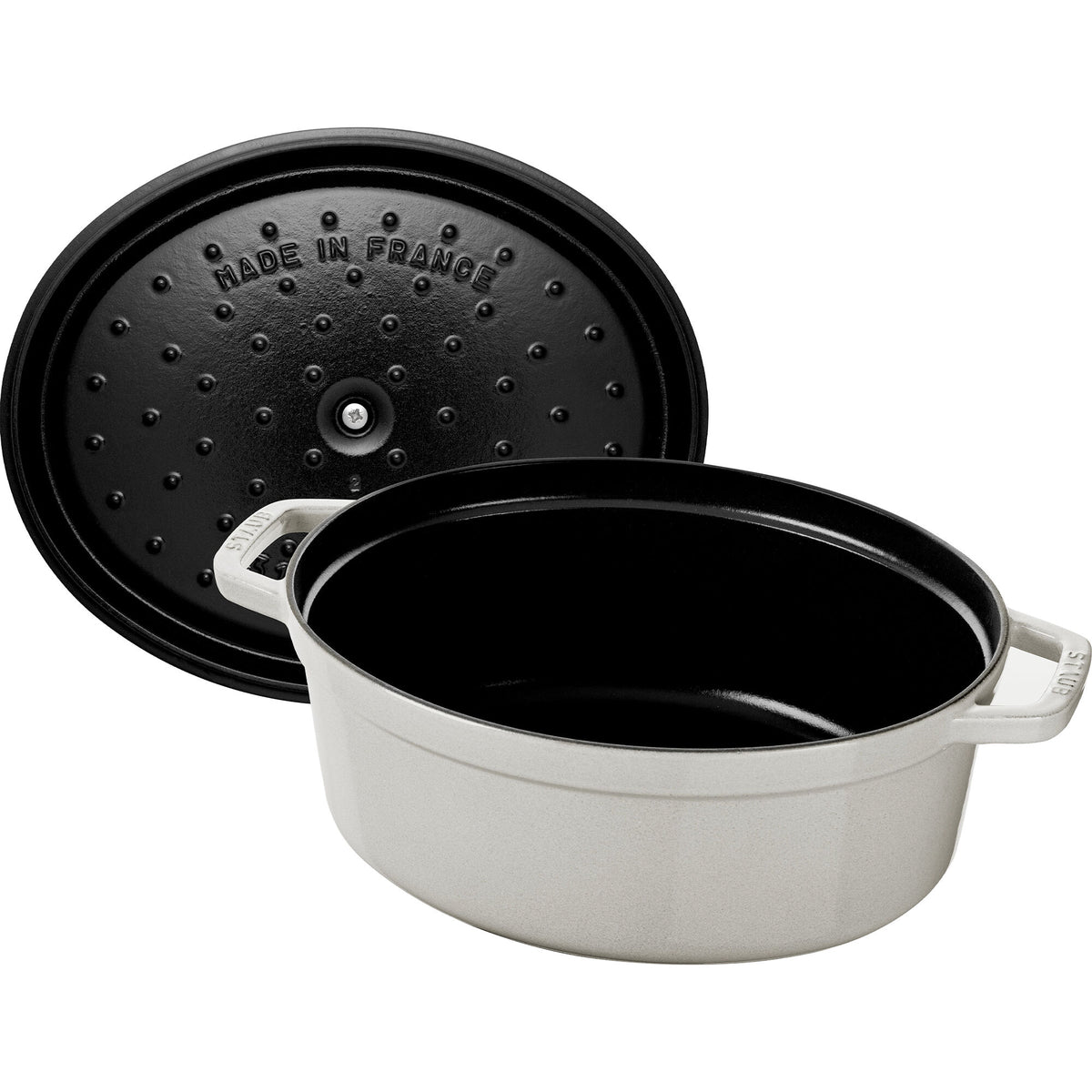 Oval Staub La Cocotte støbejernsgryde på 23 cm i farven white truffle med perlemorsglans