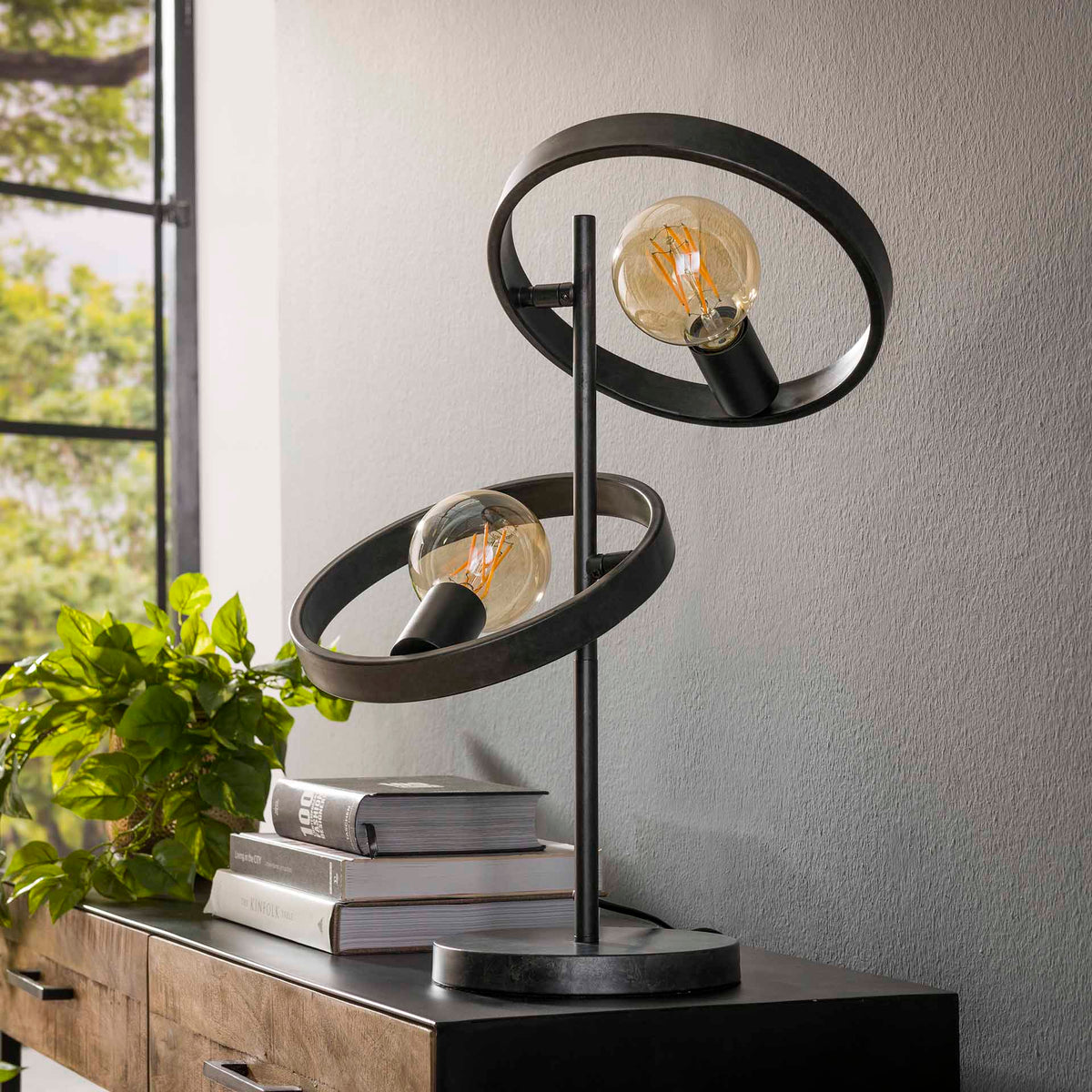 Se Angulo - Bordlampe i sort metal Levering med pære(r) ❤ Kæmpe udvalg i 3-nordic - Køb online på udsalg og tilbud lige nu ❤ Billig fragt og hurtig levering - Varenummer: 3-nordic-3968-5843 og barcode / Ean: på lager - Udsalg på Lamper - Bordlamper Store besparelser – op til 77% - Store besparelser på over 2.739 brands
