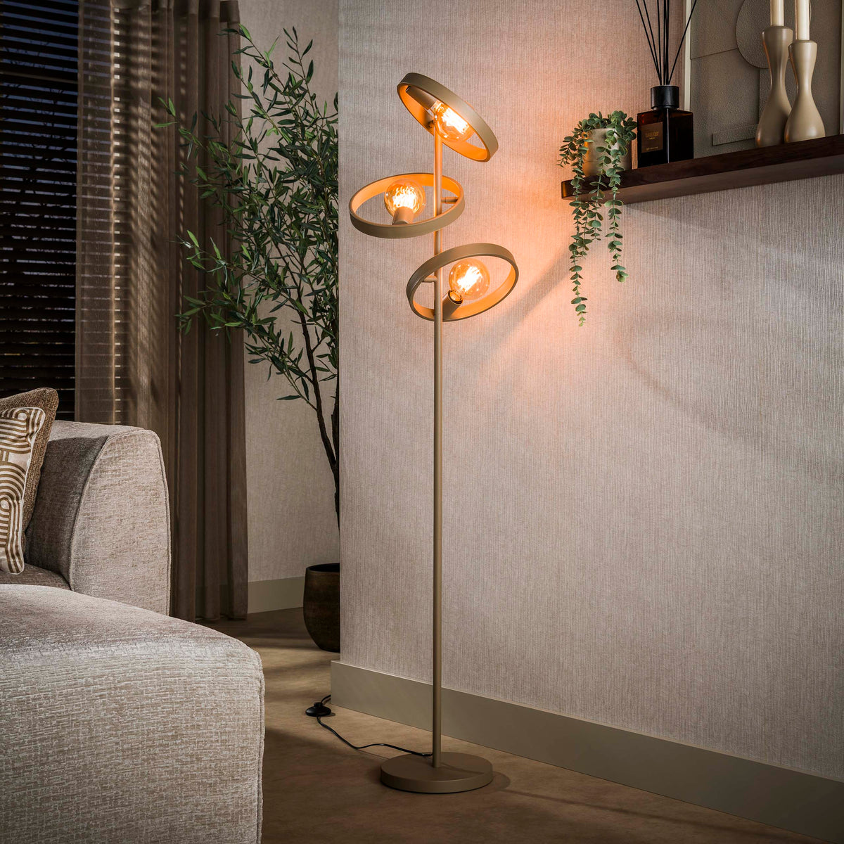 Se Angulo - Gulvlampe med tre skærme, beige metal Levering uden pære ❤ Kæmpe udvalg i 3-nordic - Køb online på udsalg og tilbud lige nu ❤ Billig fragt og hurtig levering - Varenummer: 3-nordic-8921-7383 og barcode / Ean: på lager - Udsalg på Lamper - Gulvlamper Store besparelser – op til 67% - Store besparelser på over 2.281 brands