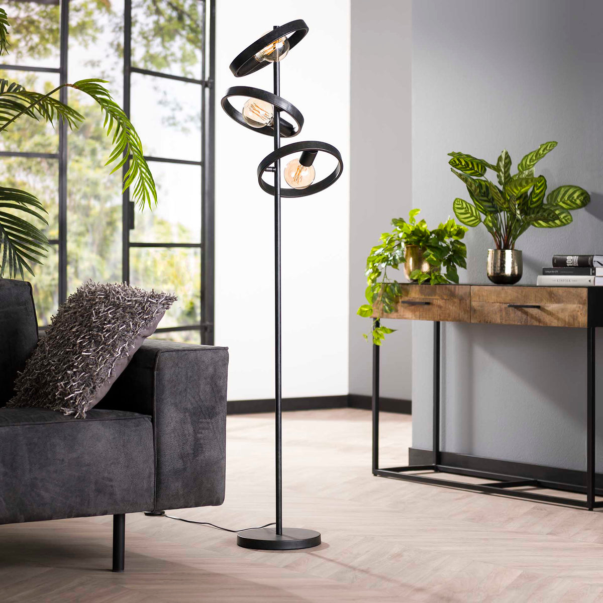 Se Angulo - Gulvlampe med tre skærme, sort metal Levering med pære(r) ❤ Kæmpe udvalg i 3-nordic - Køb online på udsalg og tilbud lige nu ❤ Lav fragtpris og hurtig levering - Varenummer: 3-nordic-3969-5845 og barcode / Ean: på lager - Udsalg på Lamper - Gulvlamper Spar helt op til 79% - Udsalg på produkter fra mere end 2.739 brands