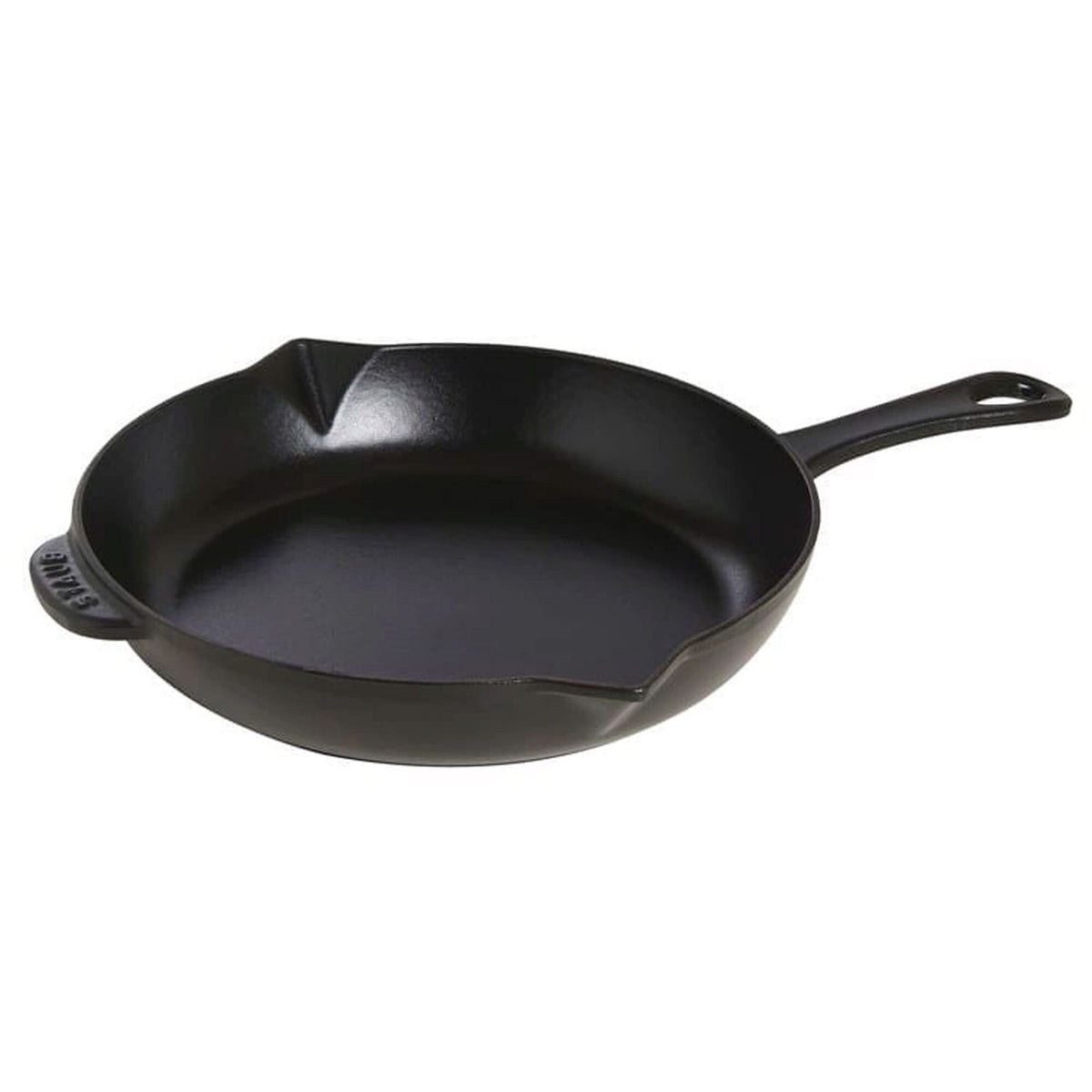 Sort stegepande i støbejern fra Staub med en diameter på 26 cm og mat sort overflade