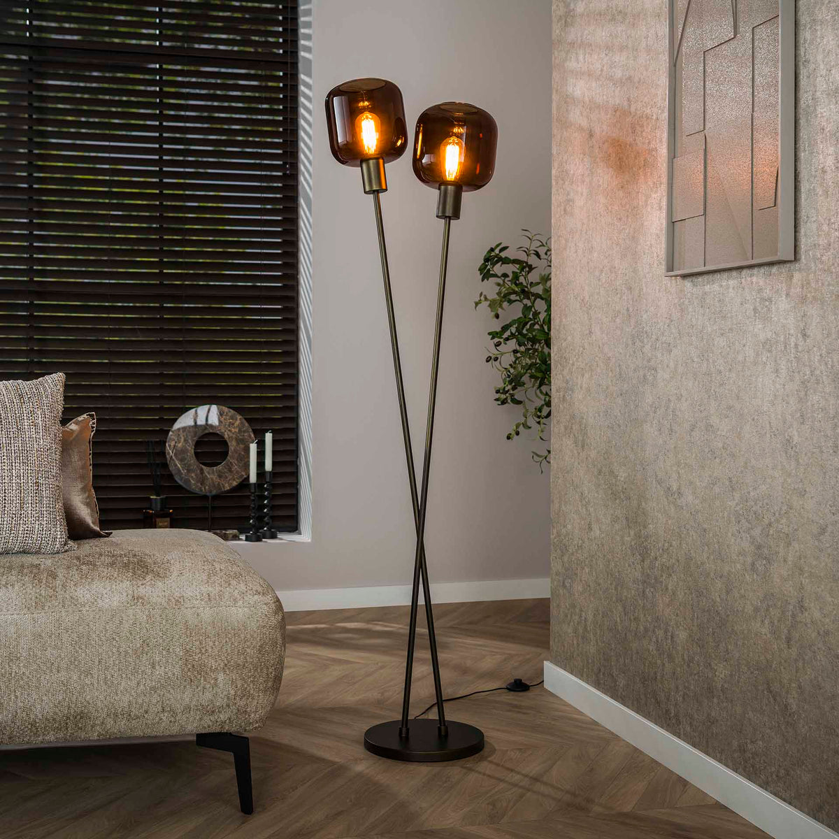 Se Sienna - Gulvlampe med to glaskupler i rød-brun finish Levering med pære(r) ❤ Kæmpe udvalg i 3-nordic - Køb online på udsalg og tilbud lige nu ❤ Meget billig fragt og hurtig levering - Varenummer: 3-nordic-8826-7338 og barcode / Ean: på lager - Udsalg på Lamper - Gulvlamper Store besparelser – op til 71% - Udsalg på mere end 2.281 populære mærker