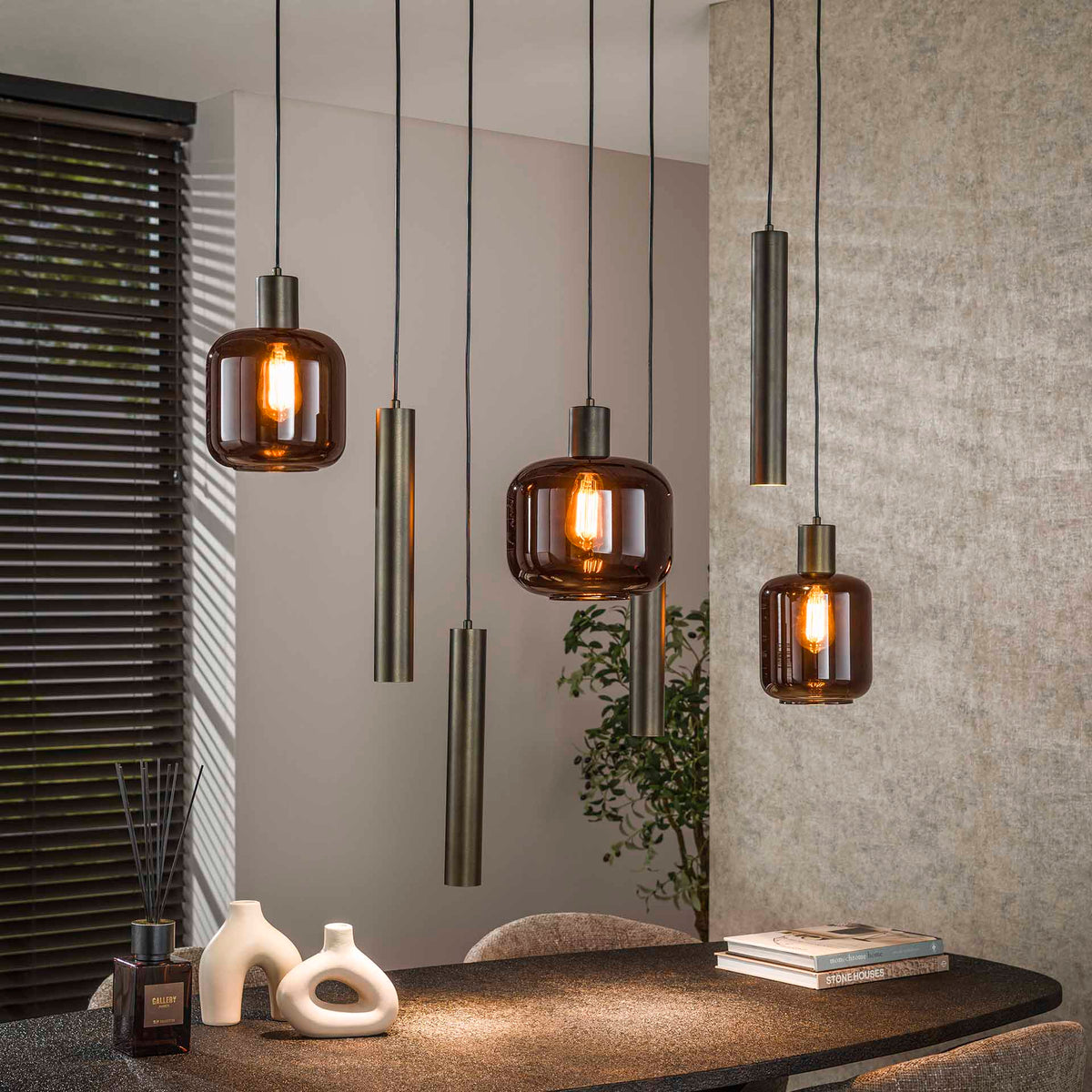 Se Sienna - Loftlampe med kupler i metal og glas Levering uden pære ❤ Kæmpe udvalg i 3-nordic - Køb online på udsalg og tilbud lige nu ❤ Billig fragt og hurtig levering - Varenummer: 3-nordic-8827-7339 og barcode / Ean: på lager - Udsalg på Lamper - Loftlamper - pendler - Langbordspendler Spar stort – op til 59% - Over 2.739 kendte brands på stort udsalg