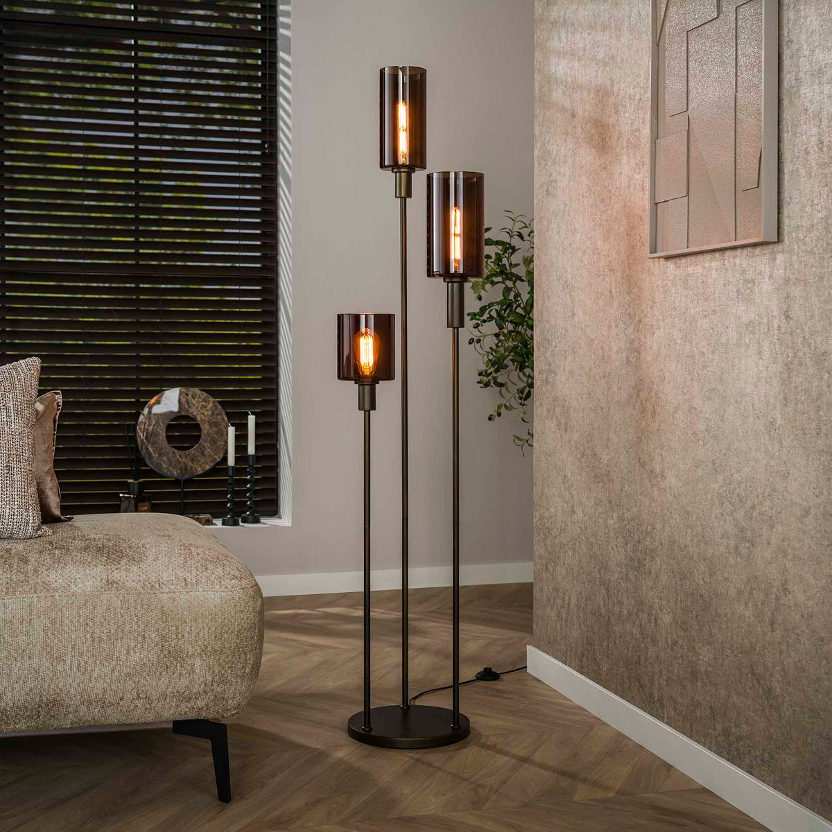 Se Sienna - Gulvlampe med tre glaskupler i rød-brun finish Levering uden pære ❤ Kæmpe udvalg i 3-nordic - Køb online på udsalg og tilbud lige nu ❤ Lav fragtpris og hurtig levering - Varenummer: 3-nordic-8828-7341 og barcode / Ean: på lager - Udsalg på Lamper - Gulvlamper Op til 61% rabat - Over 1.329 brands på online udsalg