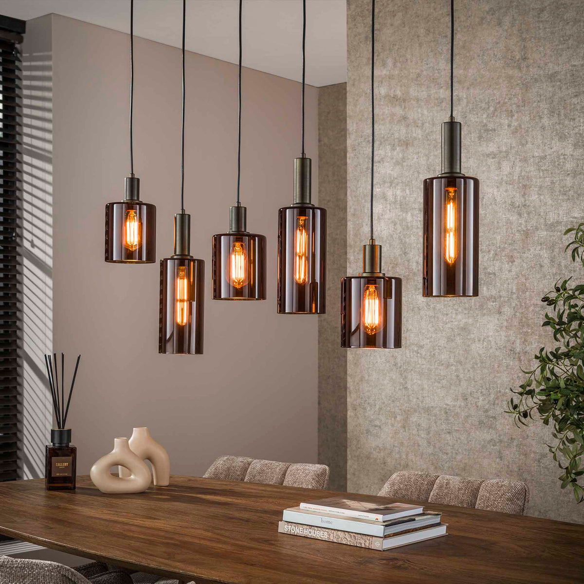 Se Sienna - Loftlampe med seks glasskærme Levering med pære(r) ❤ Kæmpe udvalg i 3-nordic - Køb online på udsalg og tilbud lige nu ❤ Meget billig fragt og hurtig levering - Varenummer: 3-nordic-8829-7344 og barcode / Ean: på lager - Udsalg på Lamper - Loftlamper - pendler - Langbordspendler Spar stort – op til 53% - Eksklusivt udsalg på over 2.739 brands