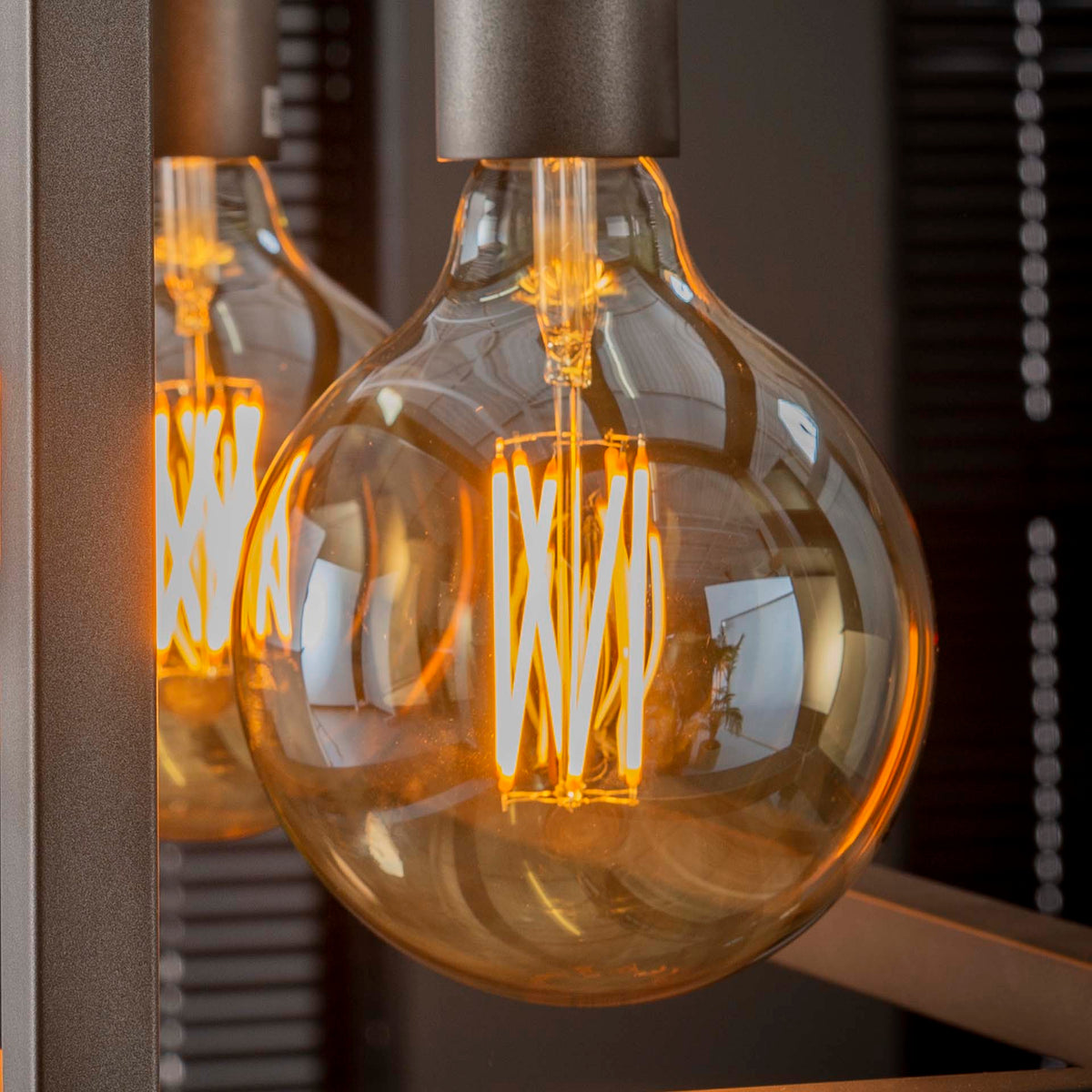 Se Mellemstor rund LED pære i ravfarvet glas ❤ Kæmpe udvalg i 3-nordic - Køb online på udsalg og tilbud lige nu ❤ Super billig fragt og lynhurtig levering - Varenummer: 3-nordic-1261 og barcode / Ean: på lager - Udsalg på Lamper - Pærer Op til 57% rabat - Over 2.739 mærker samlet ét sted