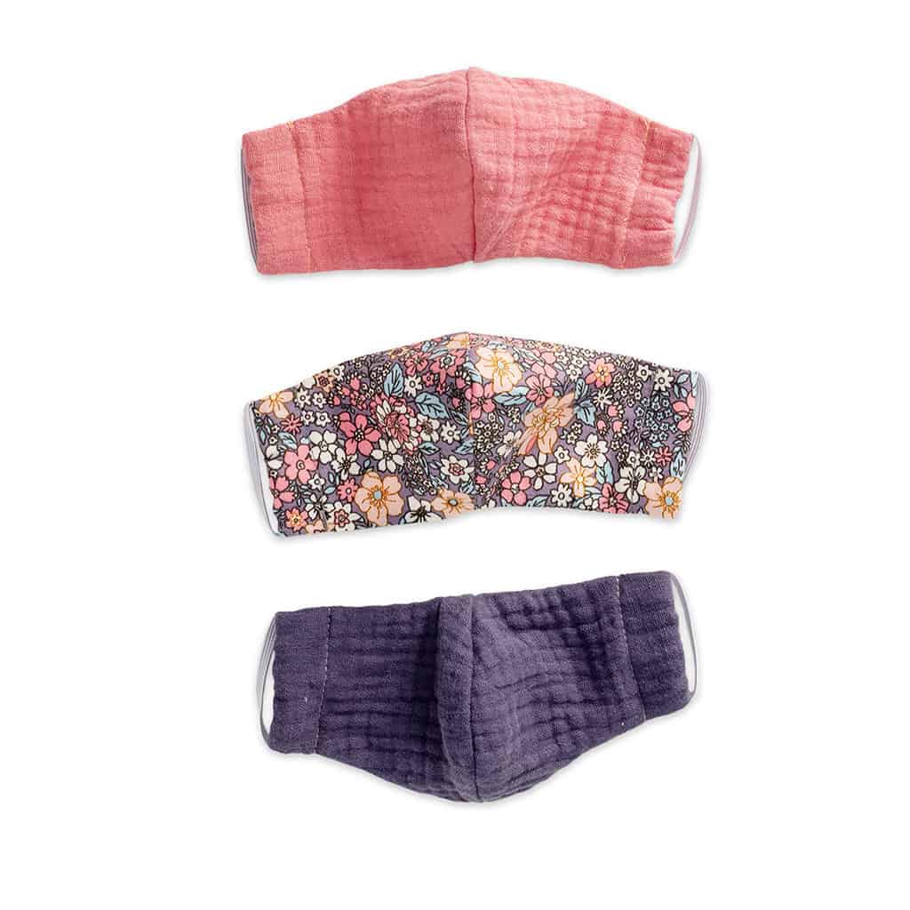 Tre legemundbind i lilla, pink og blomstret fra Mini Mommy til dukker og bamser
