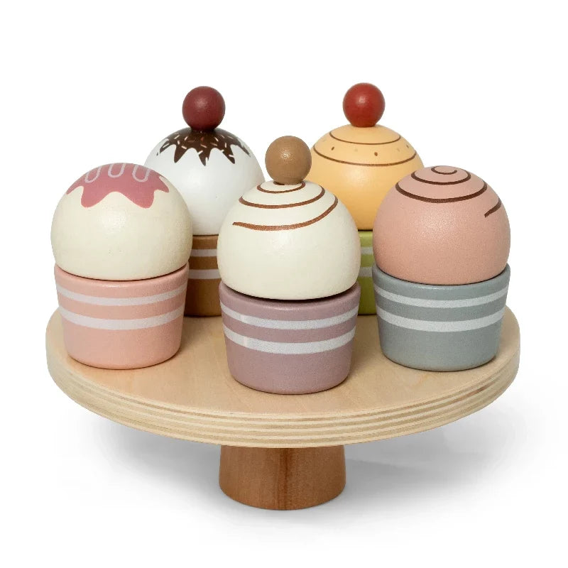 MaMaMeMo trælegemad med cupcakes på et kagefad i nordiske nuancer