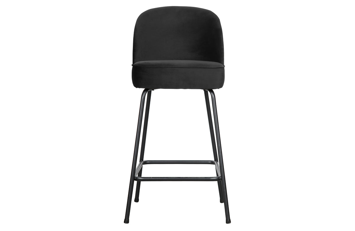 Se WOOOD Vogue barstol, m. ryglæn og fodstøtte - sort fløjl polyester og sort metal ❤ Kæmpe udvalg i WOOOD - Køb online på udsalg og tilbud lige nu ❤ Billig fragt og hurtig levering - Varenummer: Boboonline-85765 og barcode / Ean: 8714713120987 på lager - Udsalg på Møbler,Stole,Barstole,
Stole,
Barstole med ryglæn,
Barstole til køkkenø,
Barmøbler,
V Få op til 69% i rabat - Shop blandt over 2.739 brands
