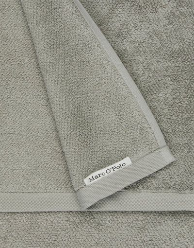 Se Marc O"Polo Home Timeless Guest Towel Grey - Håndklæder ❤ Stort online udvalg i Marc O"Polo Home ❤ Meget billig fragt og hurtig levering: 1 - 2 hverdage - Varenummer: MGS-S12826700 og barcode / Ean: 8715944841757 på lager - Udsalg på Bolig - Tekstiler & puder - Håndklæder Spar op til 56% - Over 1354 design brands på udsalg