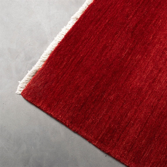 Rødt Skagen-tæppe i 160 x 230 cm med frynser fra HC Interior Rugs, håndvævet i 100 % uld