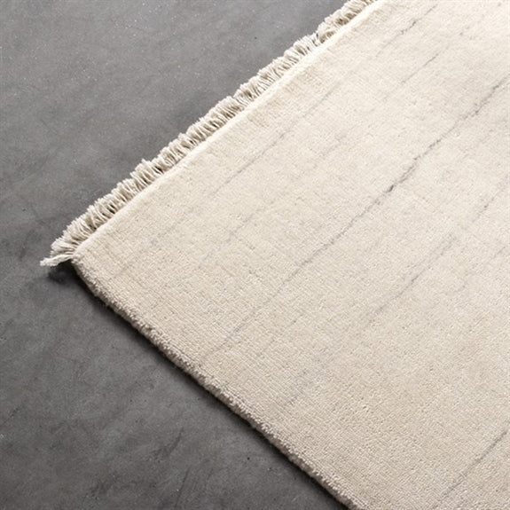 Stort håndvævet ivory uldtæppe Skagen 240 x 340 fra HC Interior Rugs