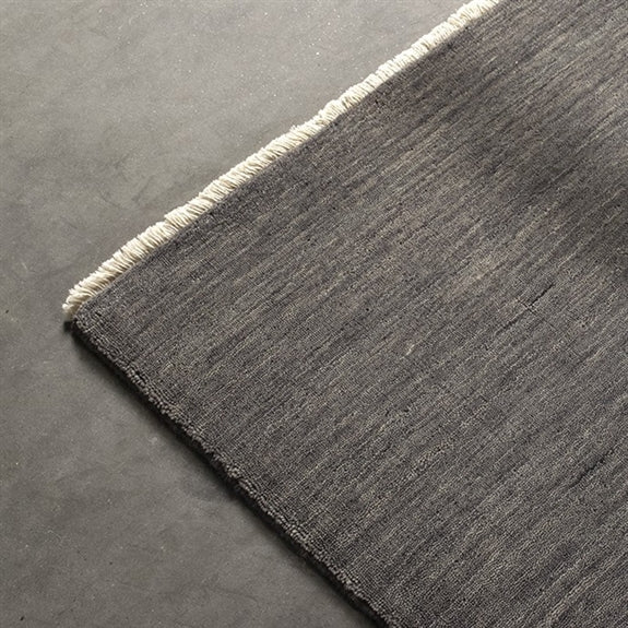 Lille gråt Skagen-uldtæppe fra HC Interior Rugs, 50 x 80 cm, med frynser