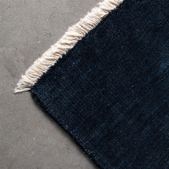 Smalt mørkeblåt Skagen-uldtæppe med frynser fra HC Interior Rugs, 80 x 150 cm