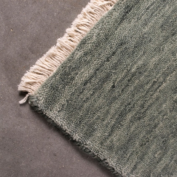 Granitgrønt Skagen-tæppe i håndvævet uld fra HC Interior Rugs, 140 x 200 cm