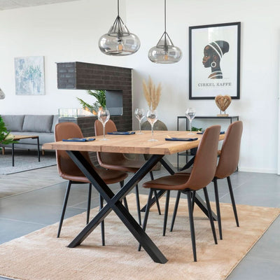 Se tilbud på Juva spisebord i olieret eg, 95 x 140 cm, med eller uden tillægsplader. Billigt udsalg! Hurtig levering: 1-2 hverdage. Varenummer: 3NDC-4798-6350.