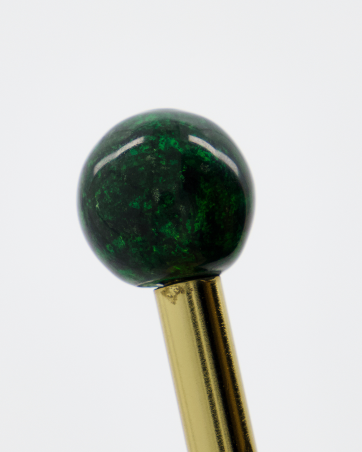 To grønne runde Ball-knager fra House Doctor i metal og resin