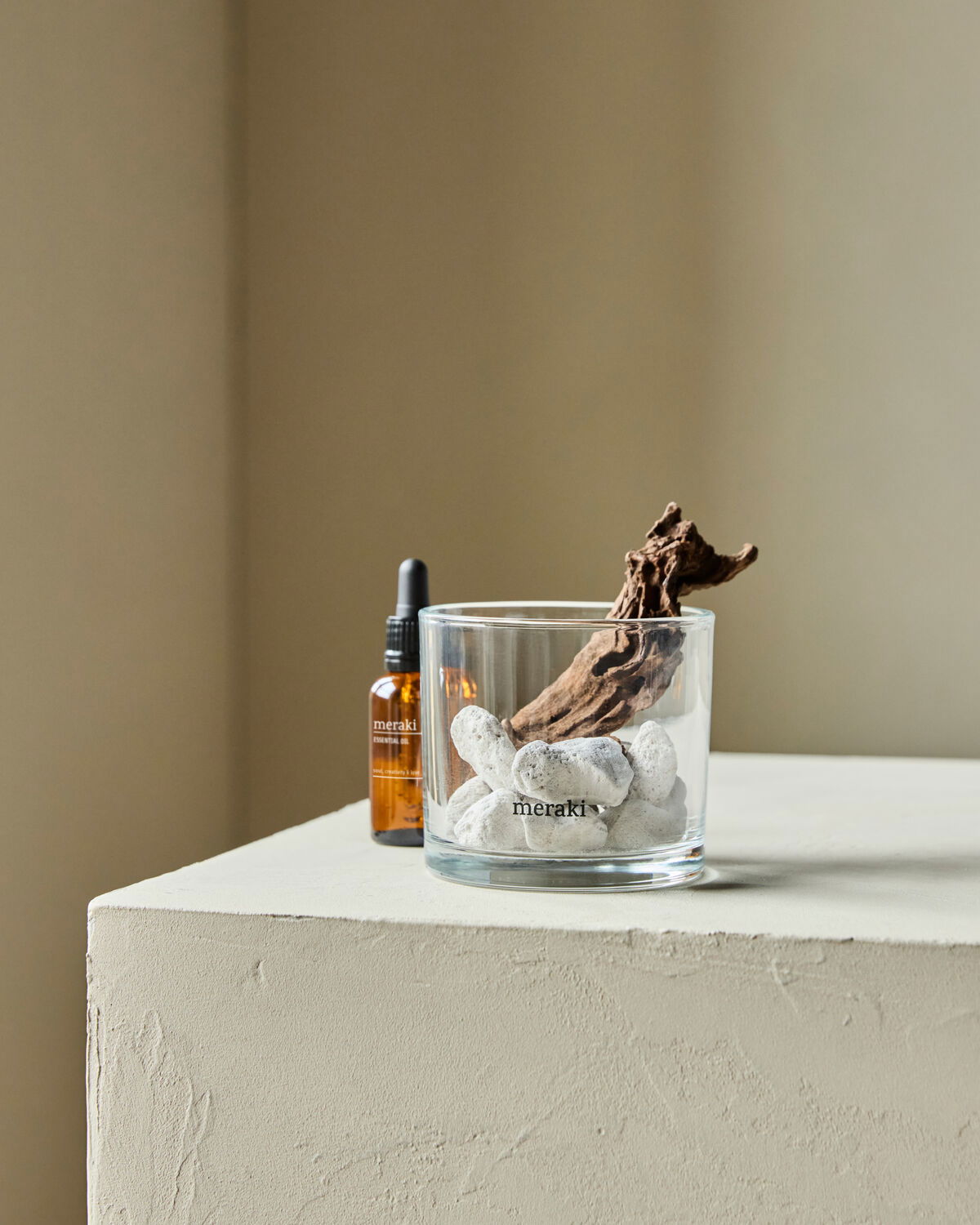 Se Meraki - Diffuser med Lavasten & Træ - Herbal Calm 30 ml ❤ Kæmpe udvalg i Meraki - Køb online på udsalg og tilbud lige nu ❤ Billig fragt • Hurtig levering - Varenummer: Bolig&Haven-60980681179466 og barcode / Ean: 5707644931077 på lager - Udsalg på Store besparelser – op til 77% - Store besparelser på over 2.281 brands