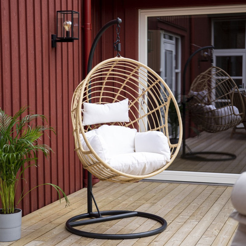 Se Volos - Hængestol i kunst rattan og lyse stof hynder ❤ Kæmpe udvalg i 3-nordic - Køb online på udsalg og tilbud lige nu ❤ Lav fragtpris og hurtig levering - Varenummer: 3-nordic-5646 og barcode / Ean: på lager - Udsalg på Haven - Havemøbler - Siddemøbler til haven - Solvogne & hængekøjer Spar stort – op til 71% - Over 2.739 kendte mærker online