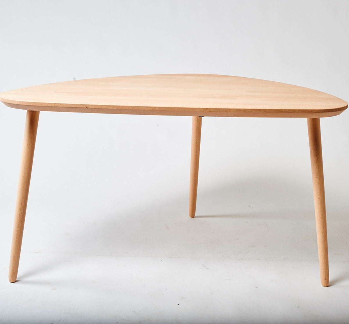 Se CT 10 - Sofabord i massiv bøg med organisk trekantet form og størrelse 80 x 60 cm Højde 50 cm Lakeret ❤ Kæmpe udvalg i 3-nordic - Køb online på udsalg og tilbud lige nu ❤ Billig fragt og hurtig levering - Varenummer: 3-nordic-177-4050 og barcode / Ean: på lager - Udsalg på Dagligstue - Sofaborde - Nordisk designs - enkelt, tidløst og elegant Spar stort – op til 59% - 2.739+ brands samlet til lave priser