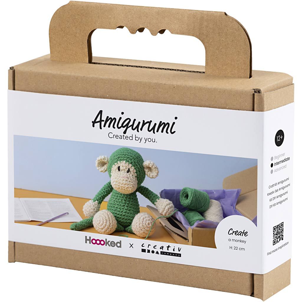 DIY kit til at hækle en amigurumi-abe i grøn og off white fra Creativ Company